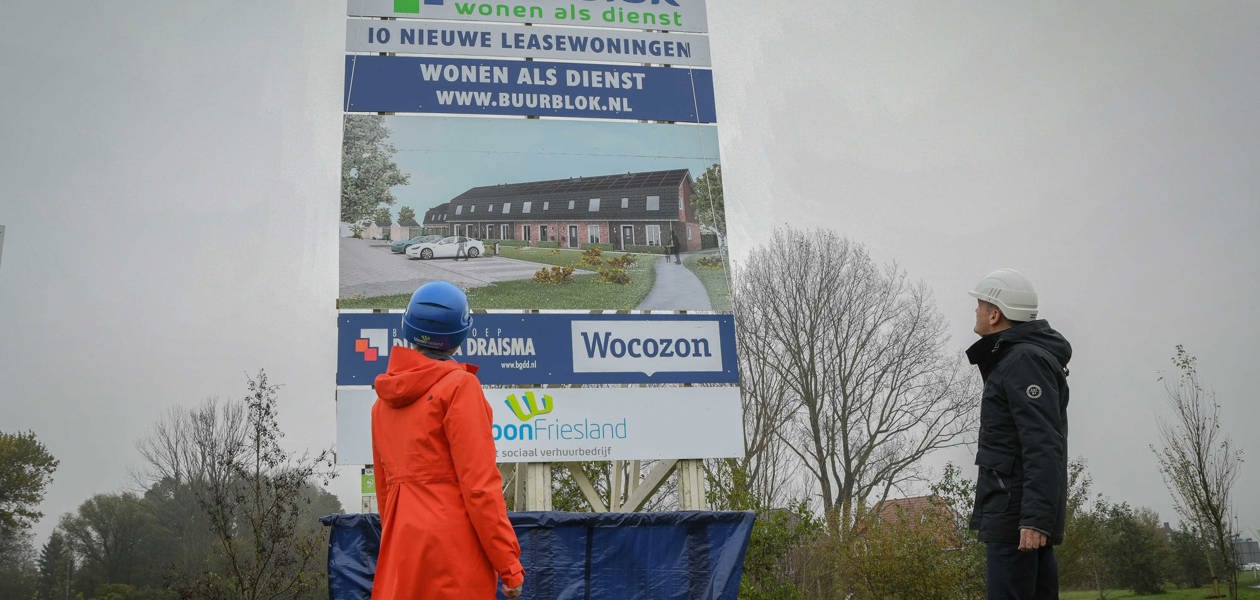 Bouwbord tien nieuwbouwwoningen Buurblok onthuld in Leeuwarden